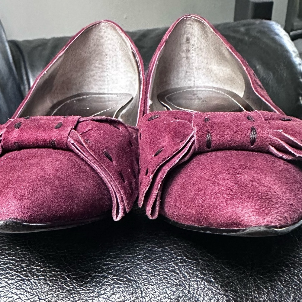 Tahari Majorie Kitten Heel Pump - Picture 11 of 12